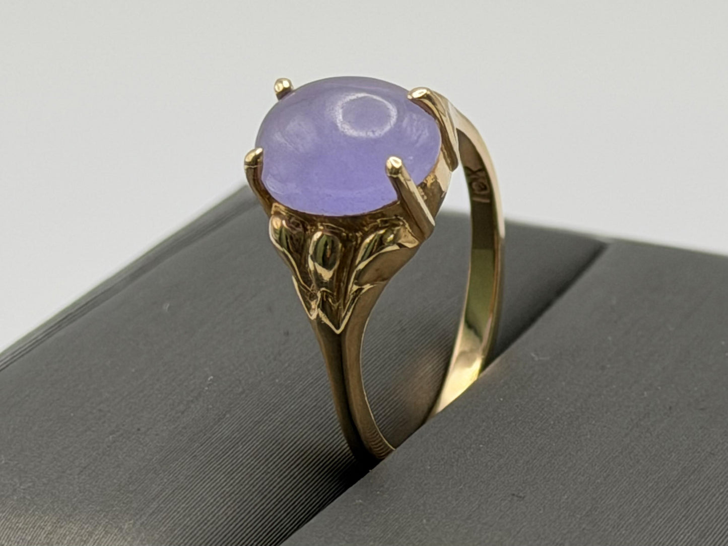 Vintage 10k Yellow Gold Lavender Jade Ring