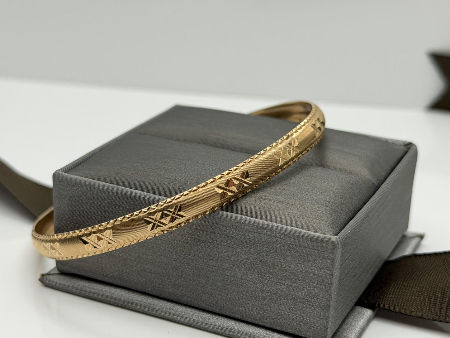 Heavy 7.2gr 10k Gold Etched Bangle Bracelet. Classic Stackable Slip-On Bracelet