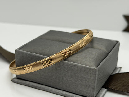 Heavy 7.2gr 10k Gold Etched Bangle Bracelet. Classic Stackable Slip-On Bracelet