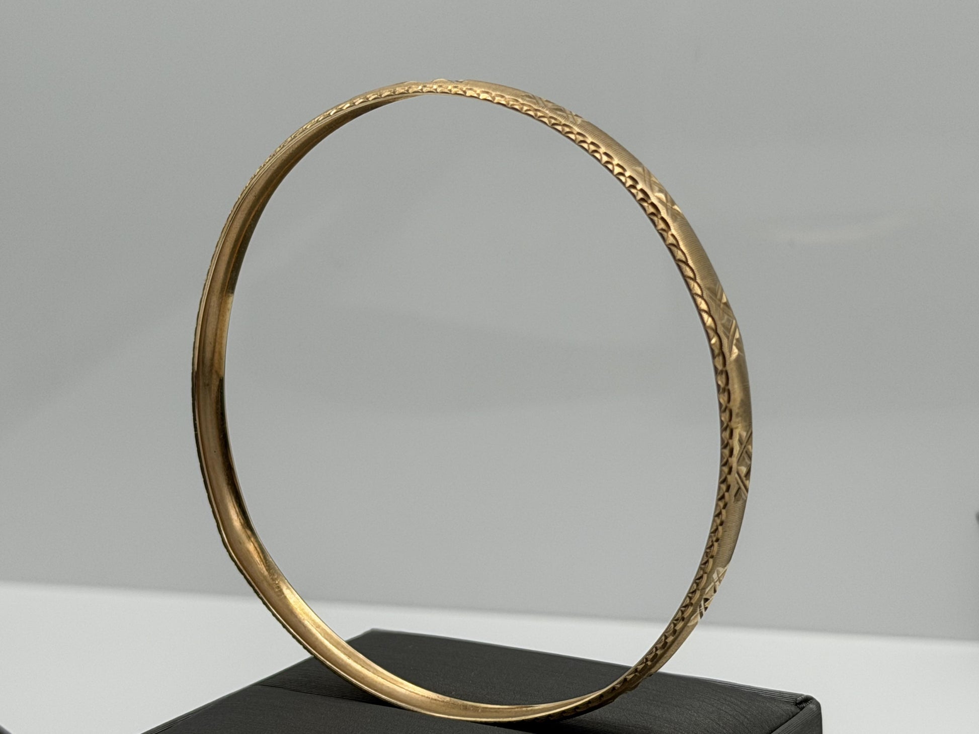Heavy 7.2gr 10k Gold Etched Bangle Bracelet. Classic Stackable Slip-On Bracelet