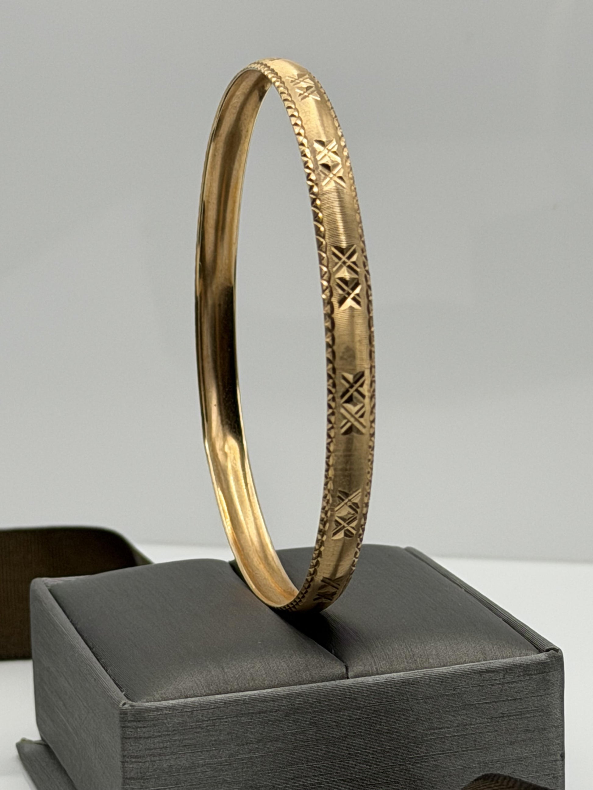 Heavy 7.2gr 10k Gold Etched Bangle Bracelet. Classic Stackable Slip-On Bracelet