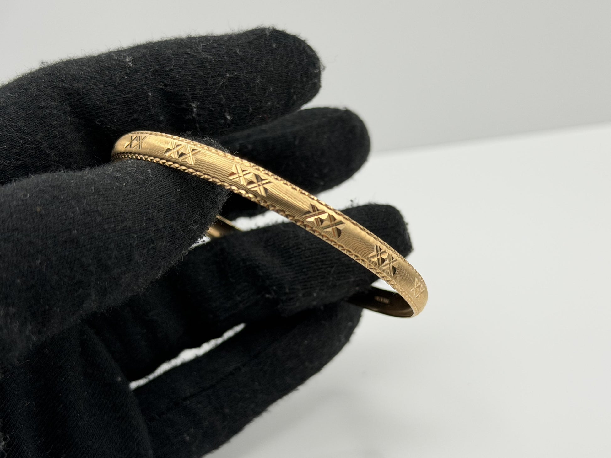 Heavy 7.2gr 10k Gold Etched Bangle Bracelet. Classic Stackable Slip-On Bracelet
