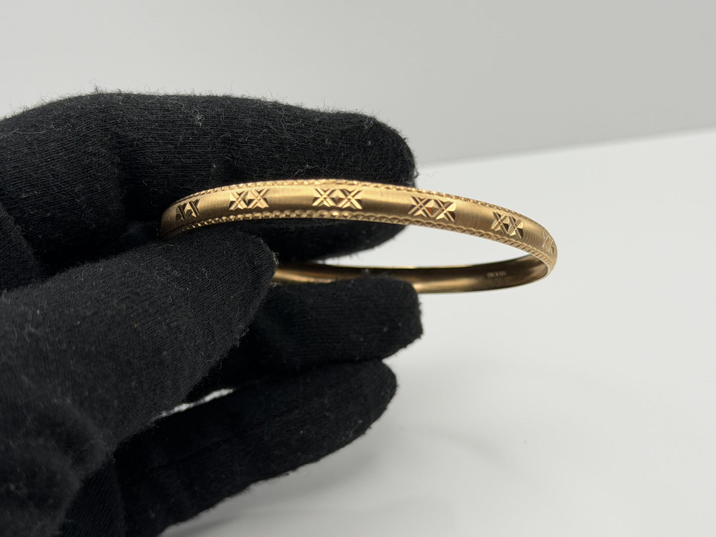 Heavy 7.2gr 10k Gold Etched Bangle Bracelet. Classic Stackable Slip-On Bracelet