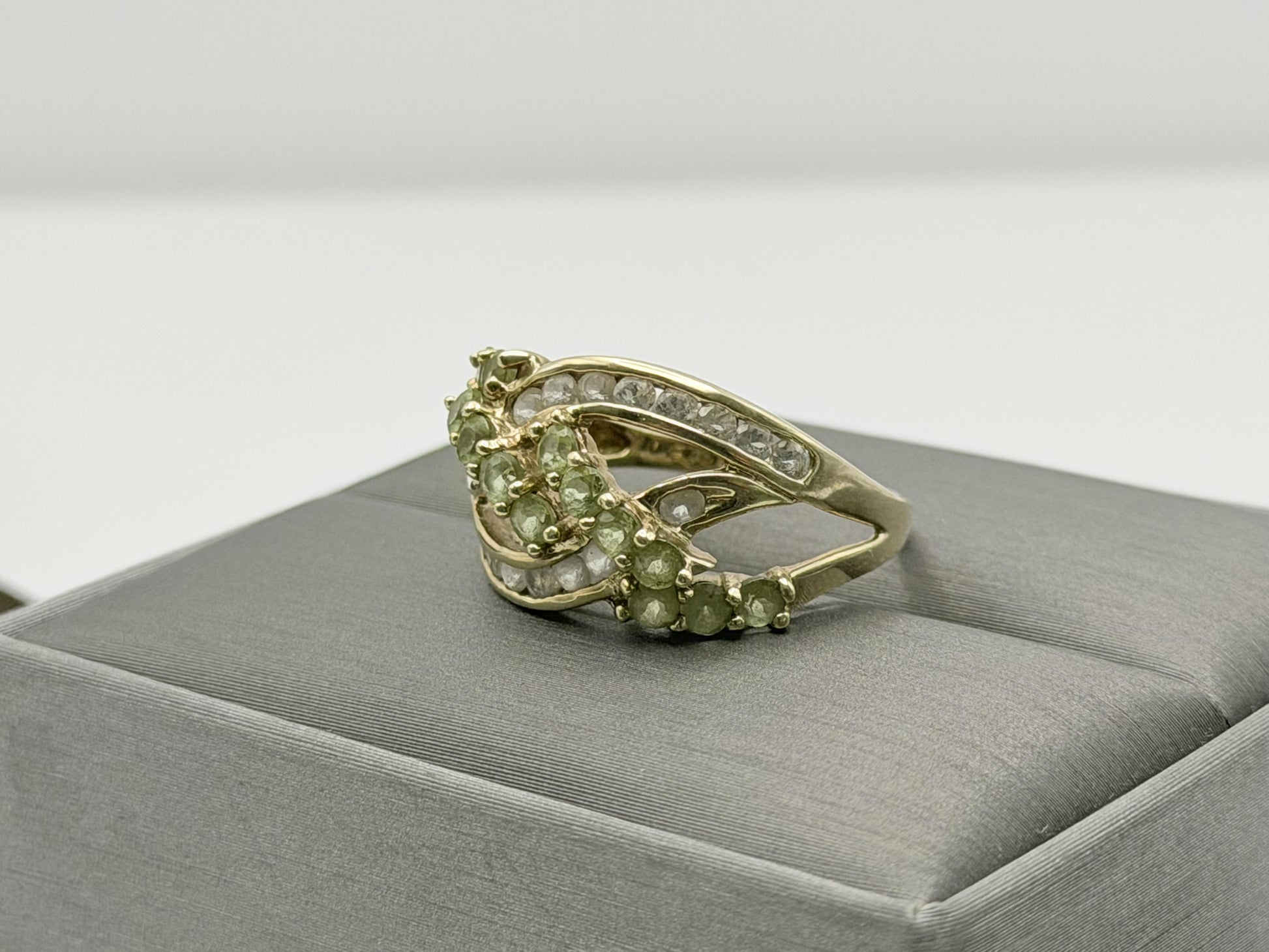 10k Yellow Gold Criss Cross Peridot and Topaz Cluster Ring