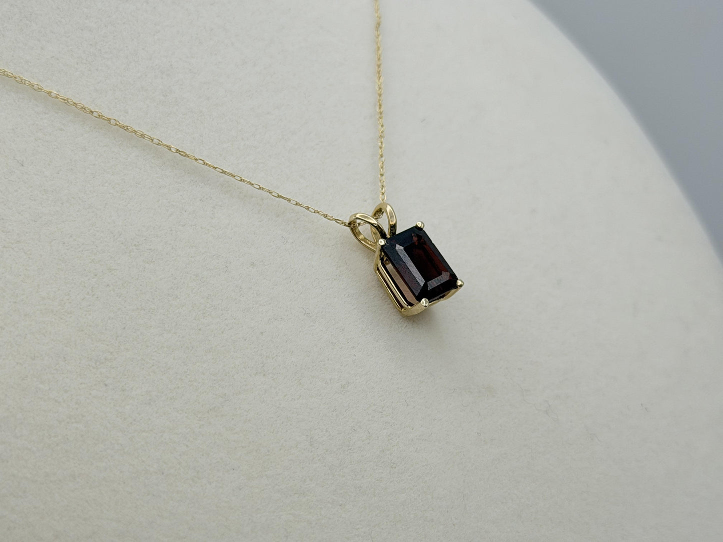 Vintage 10K Yellow Gold Garnet Pendant Necklace Emerald-Cut Garnet 18-Inch