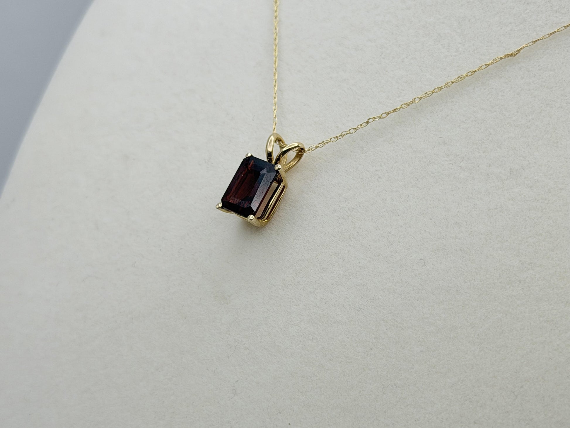 Vintage 10K Yellow Gold Garnet Pendant Necklace Emerald-Cut Garnet 18-Inch