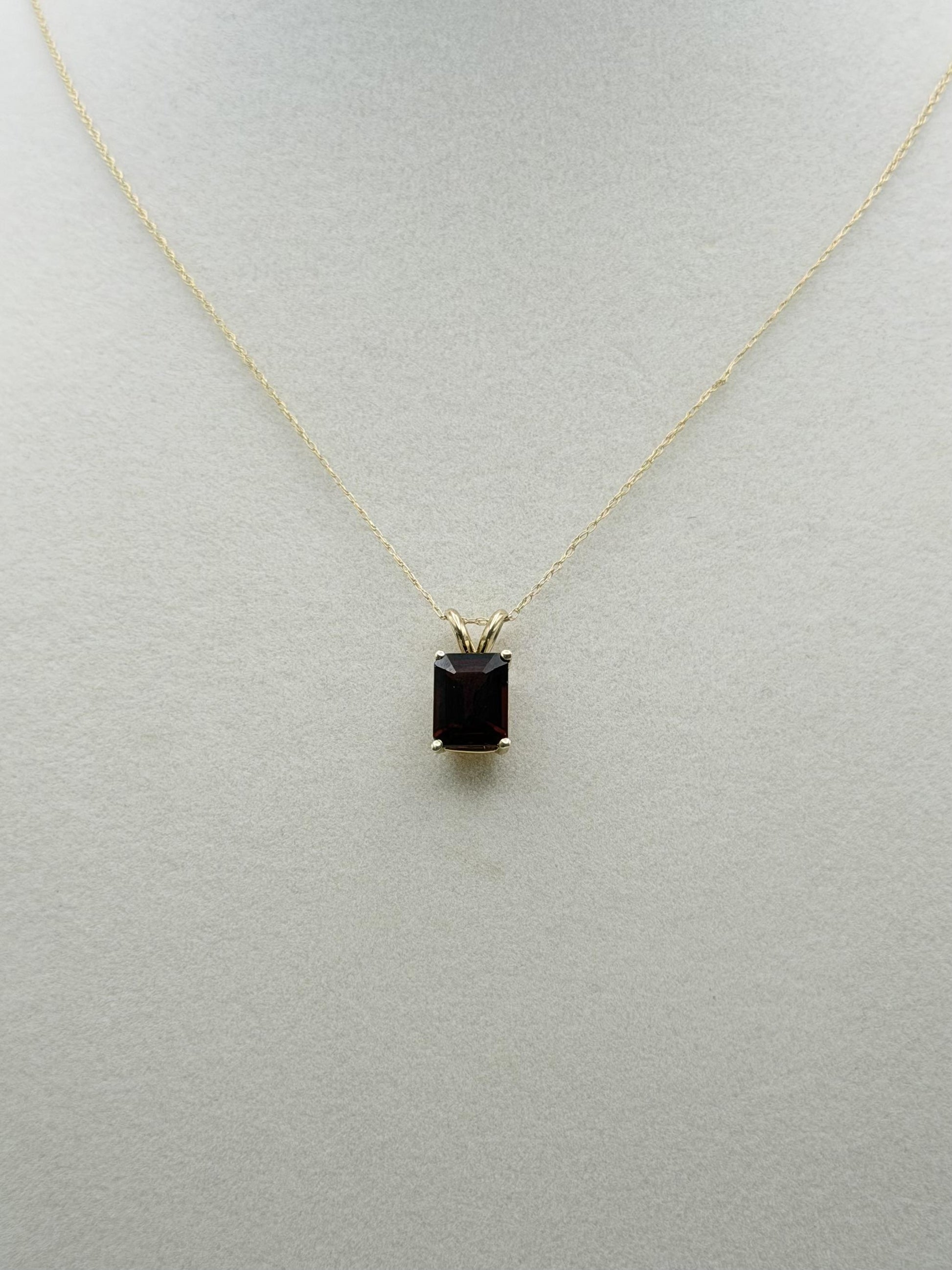 Vintage 10K Yellow Gold Garnet Pendant Necklace Emerald-Cut Garnet 18-Inch
