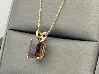 Vintage 10K Yellow Gold Garnet Pendant Necklace Emerald-Cut Garnet 18-Inch