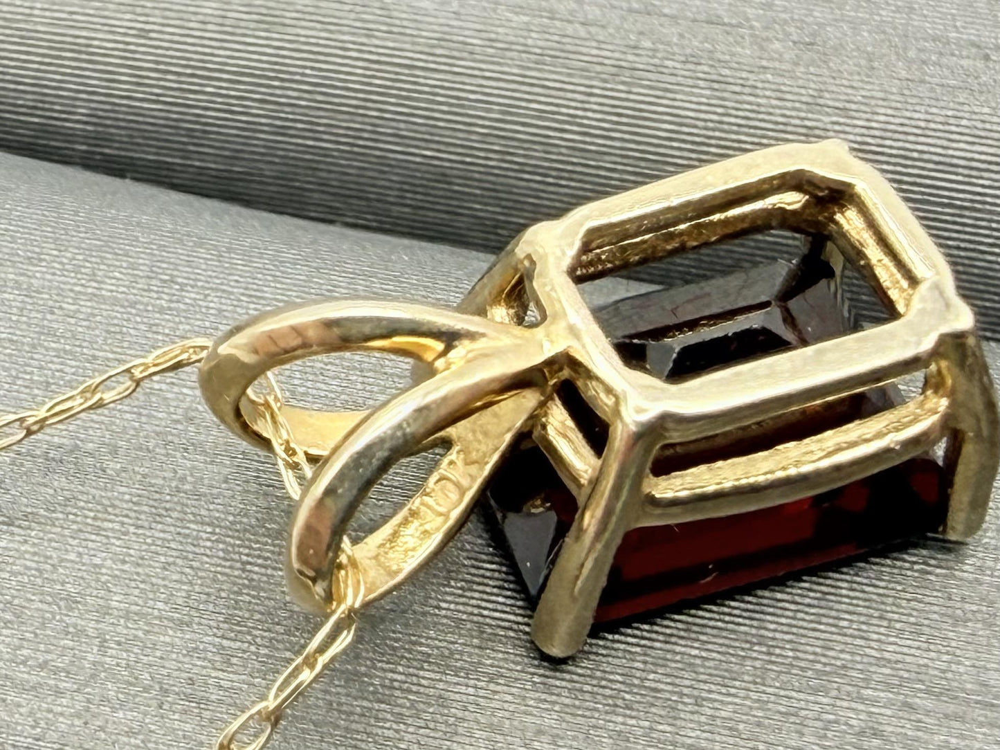 Vintage 10K Yellow Gold Garnet Pendant Necklace Emerald-Cut Garnet 18-Inch