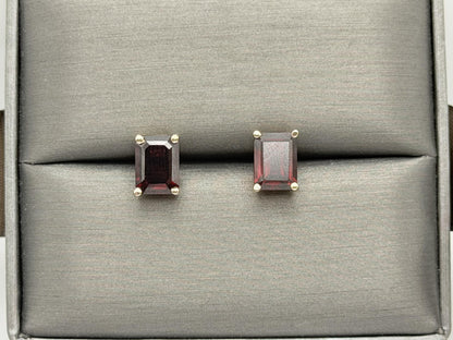 Vintage 10K Yellow Gold Garnet Stud Earrings.Emerald-Cut Red Garnets.