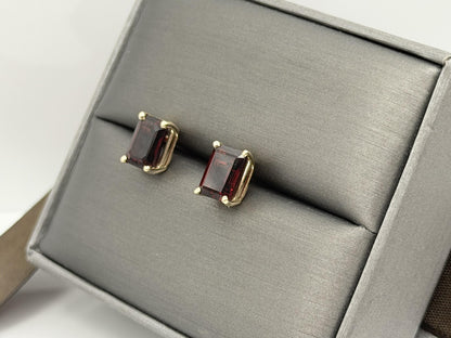 Vintage 10K Yellow Gold Garnet Stud Earrings.Emerald-Cut Red Garnets.