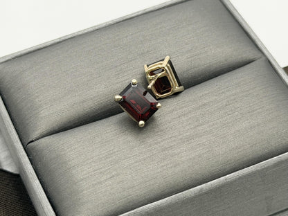 Vintage 10K Yellow Gold Garnet Stud Earrings.Emerald-Cut Red Garnets.