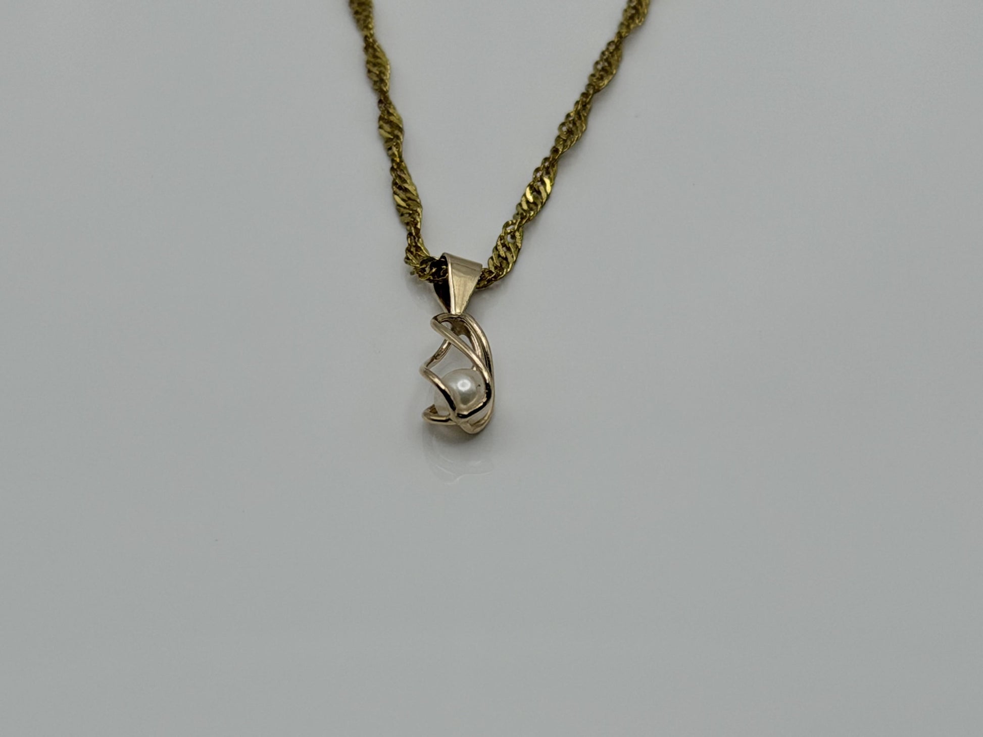 Vintage 14K Yellow Gold Pearl Pendant.Petite Pearl Drop Charm.