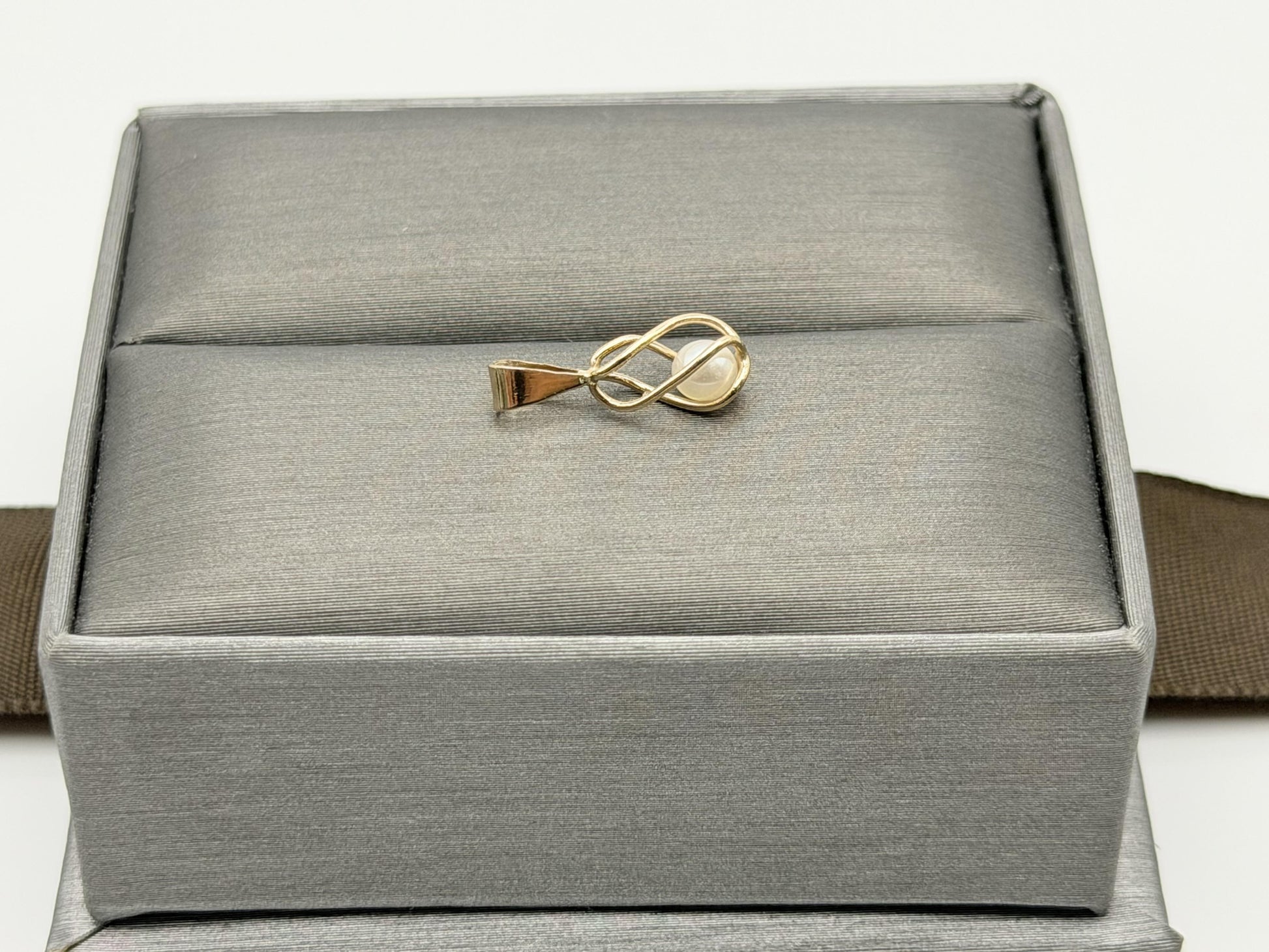 Vintage 14K Yellow Gold Pearl Pendant.Petite Pearl Drop Charm.