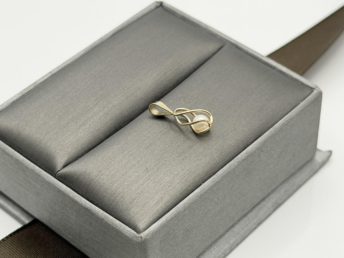 Vintage 14K Yellow Gold Pearl Pendant.Petite Pearl Drop Charm.