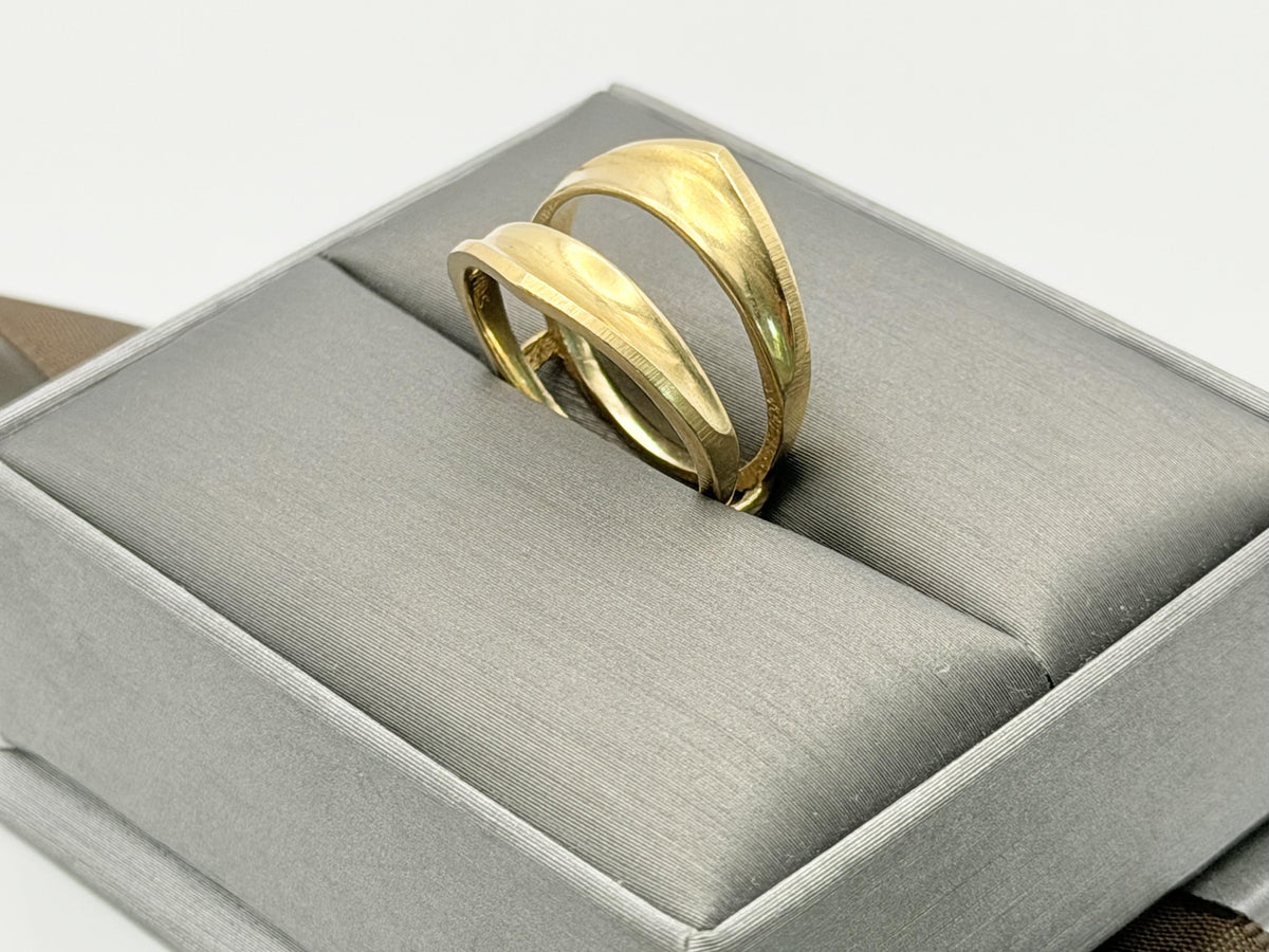 Vintage 14K Yellow Gold Modernist Open Band Ring Double Band Shield Ring.