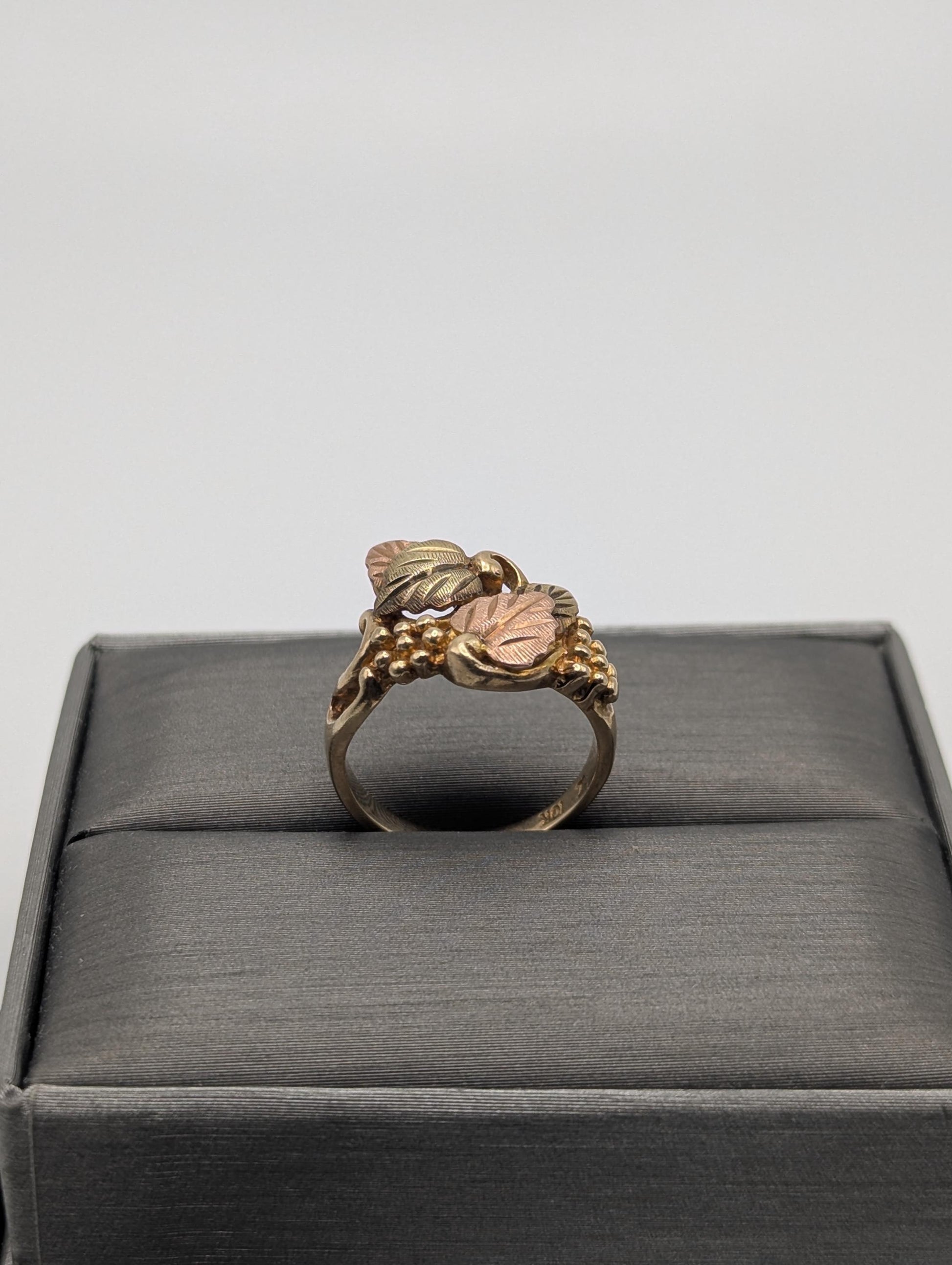 Vintage 10k 12k Black Hills Gold Leaf Multi-tone Gold Signet Statement Ring BHG