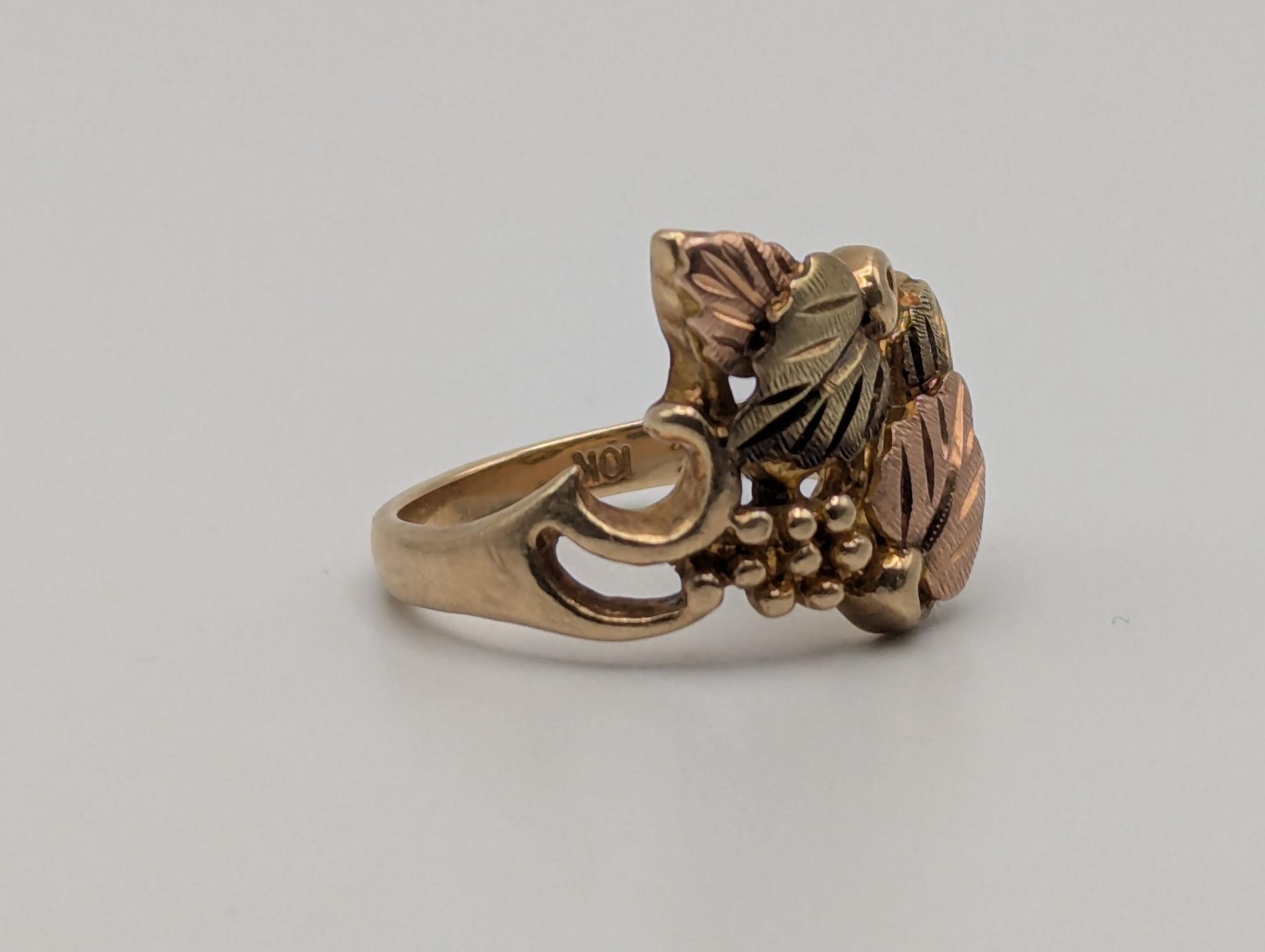 Vintage 10k 12k Black Hills Gold Leaf Multi-tone Gold Signet Statement Ring BHG