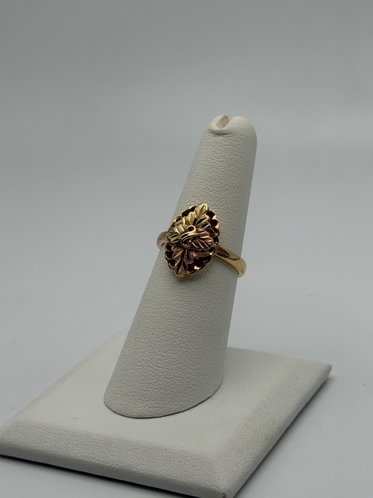 Vintage 10k Black Hills Gold Leaf Vine Shield Shape Multi-Tone Gold Signet