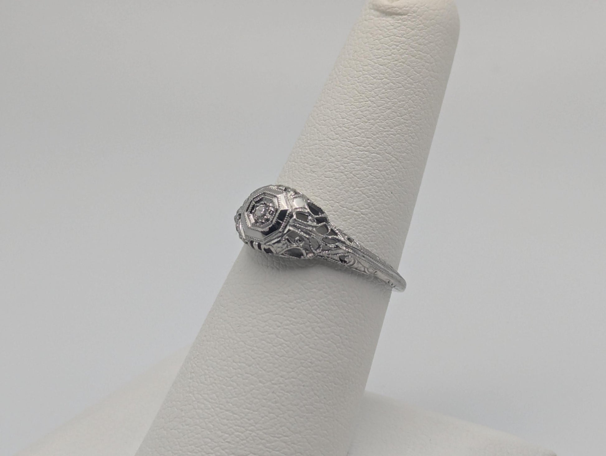 Vintage Art Deco 18K White Gold Filigree Diamond Wedding Engagement Ring