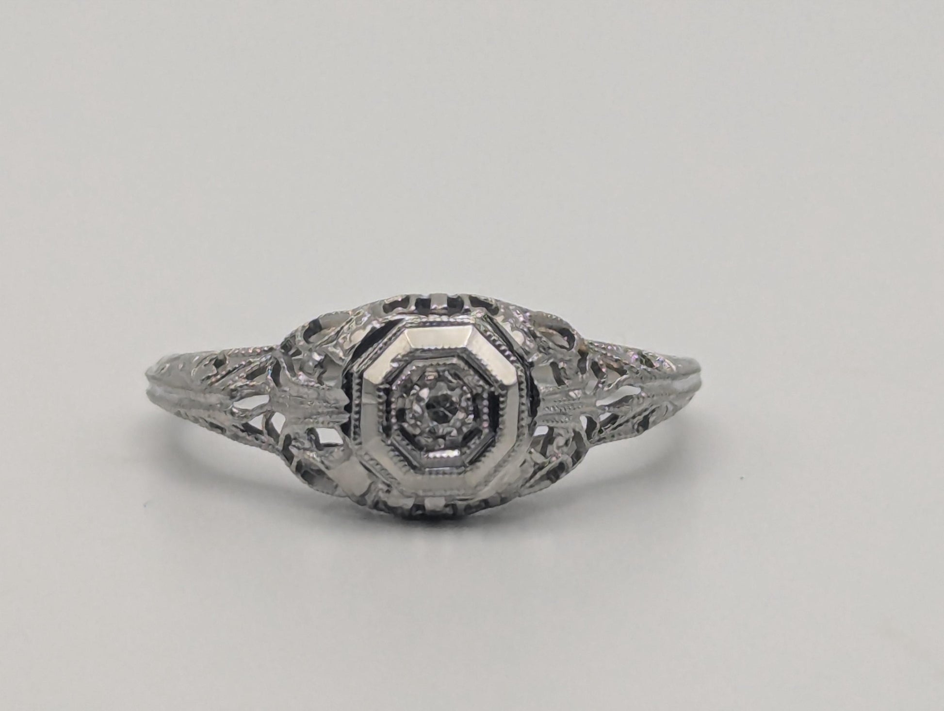Vintage Art Deco 18K White Gold Filigree Diamond Wedding Engagement Ring