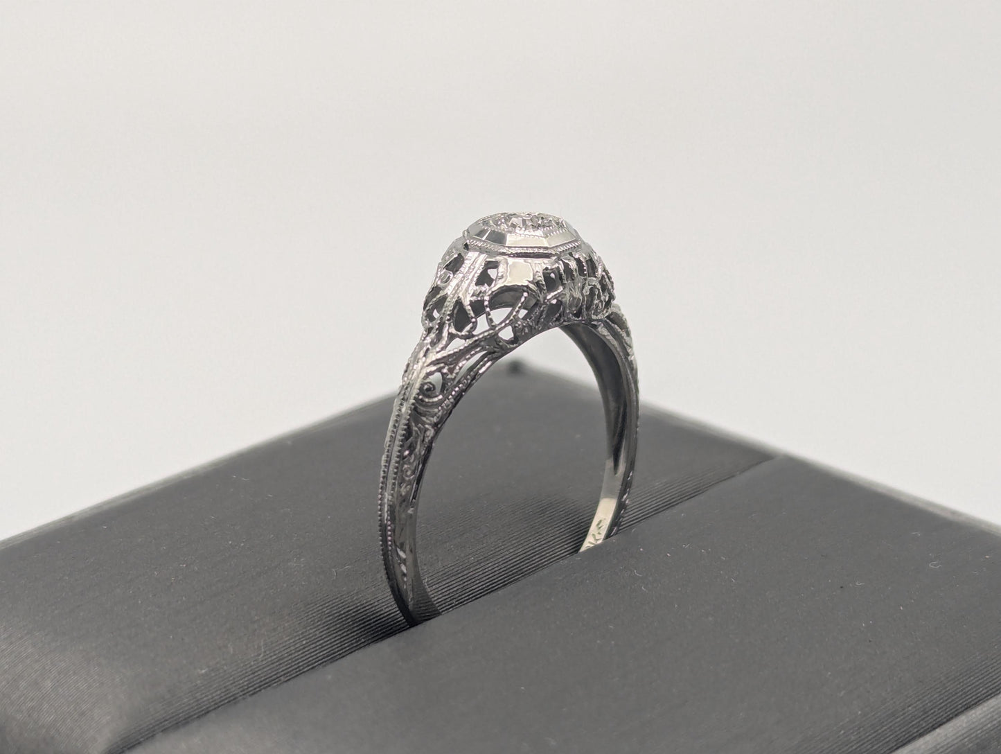 Vintage Art Deco 18K White Gold Filigree Diamond Wedding Engagement Ring