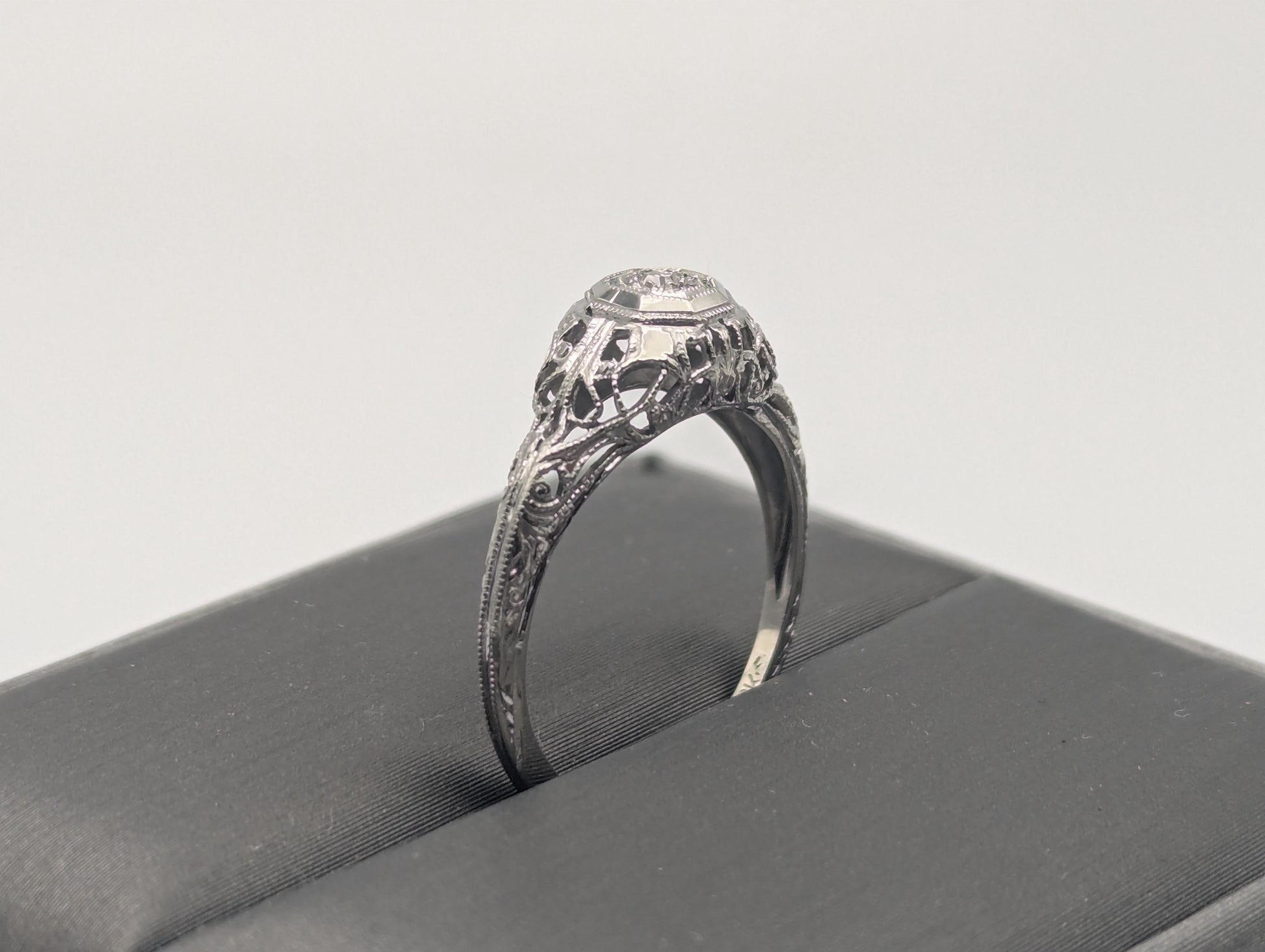 Vintage Art Deco 18K White Gold Filigree Diamond Wedding Engagement Ring