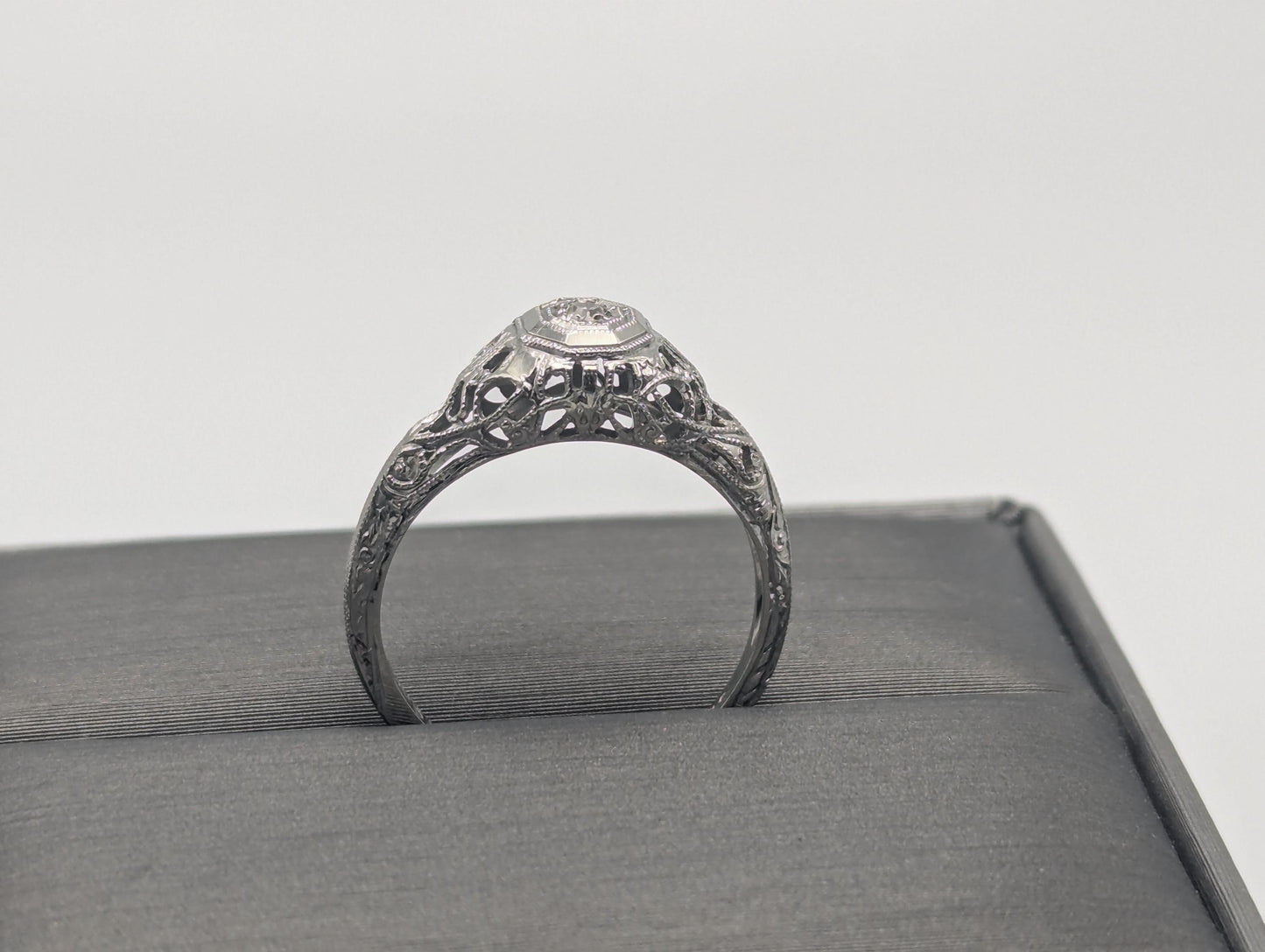 Vintage Art Deco 18K White Gold Filigree Diamond Wedding Engagement Ring