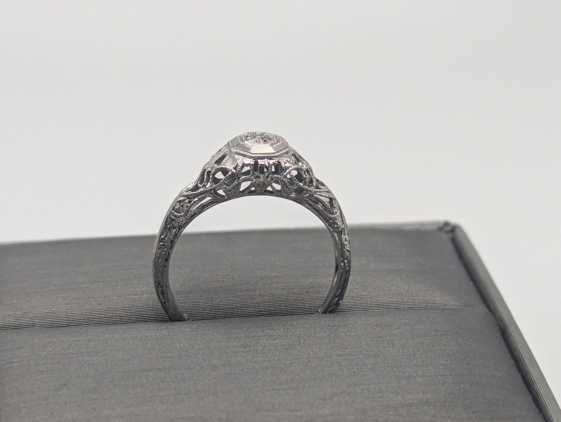 Vintage Art Deco 18K White Gold Filigree Diamond Wedding Engagement Ring