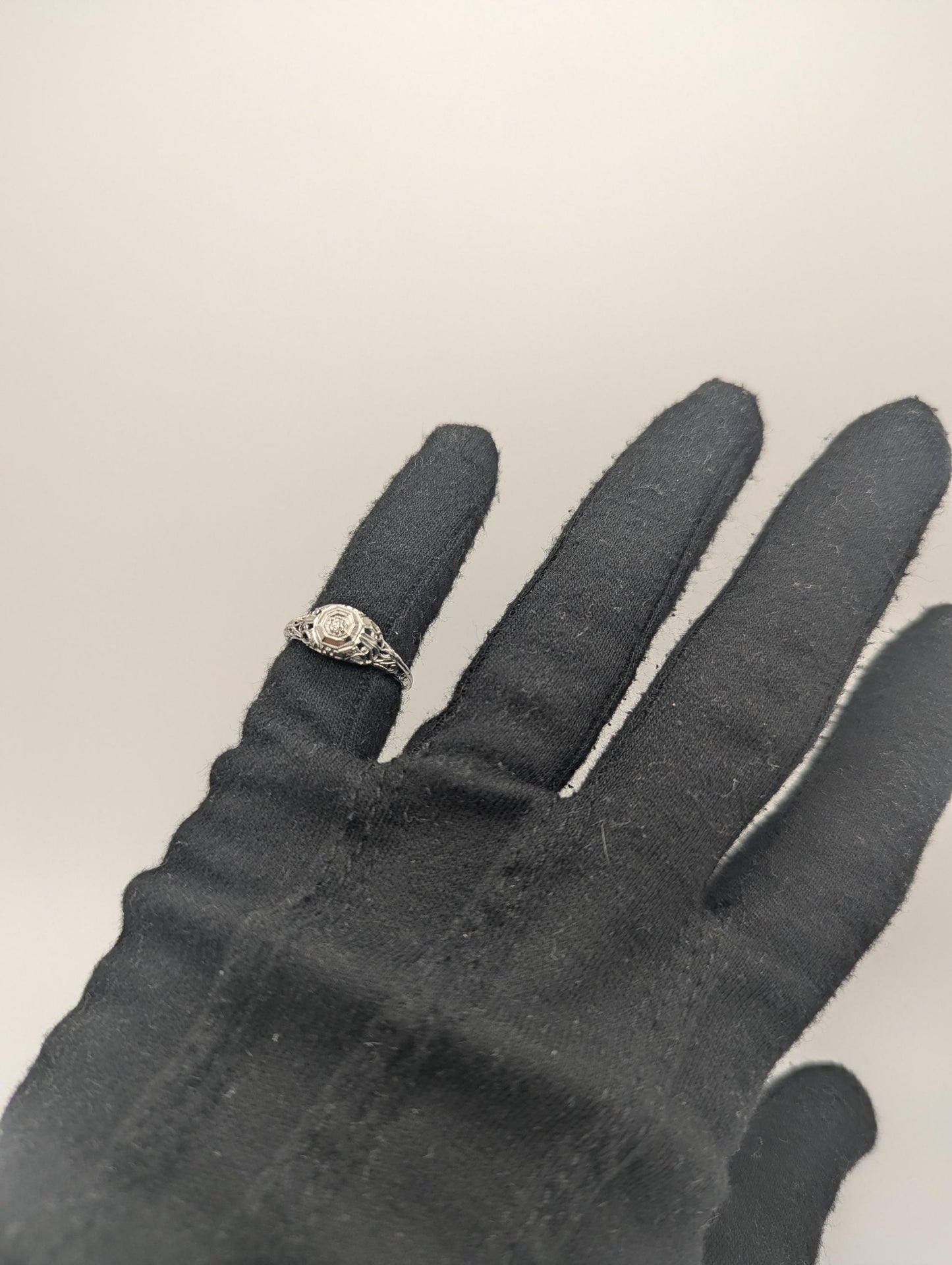 Vintage Art Deco 18K White Gold Filigree Diamond Wedding Engagement Ring