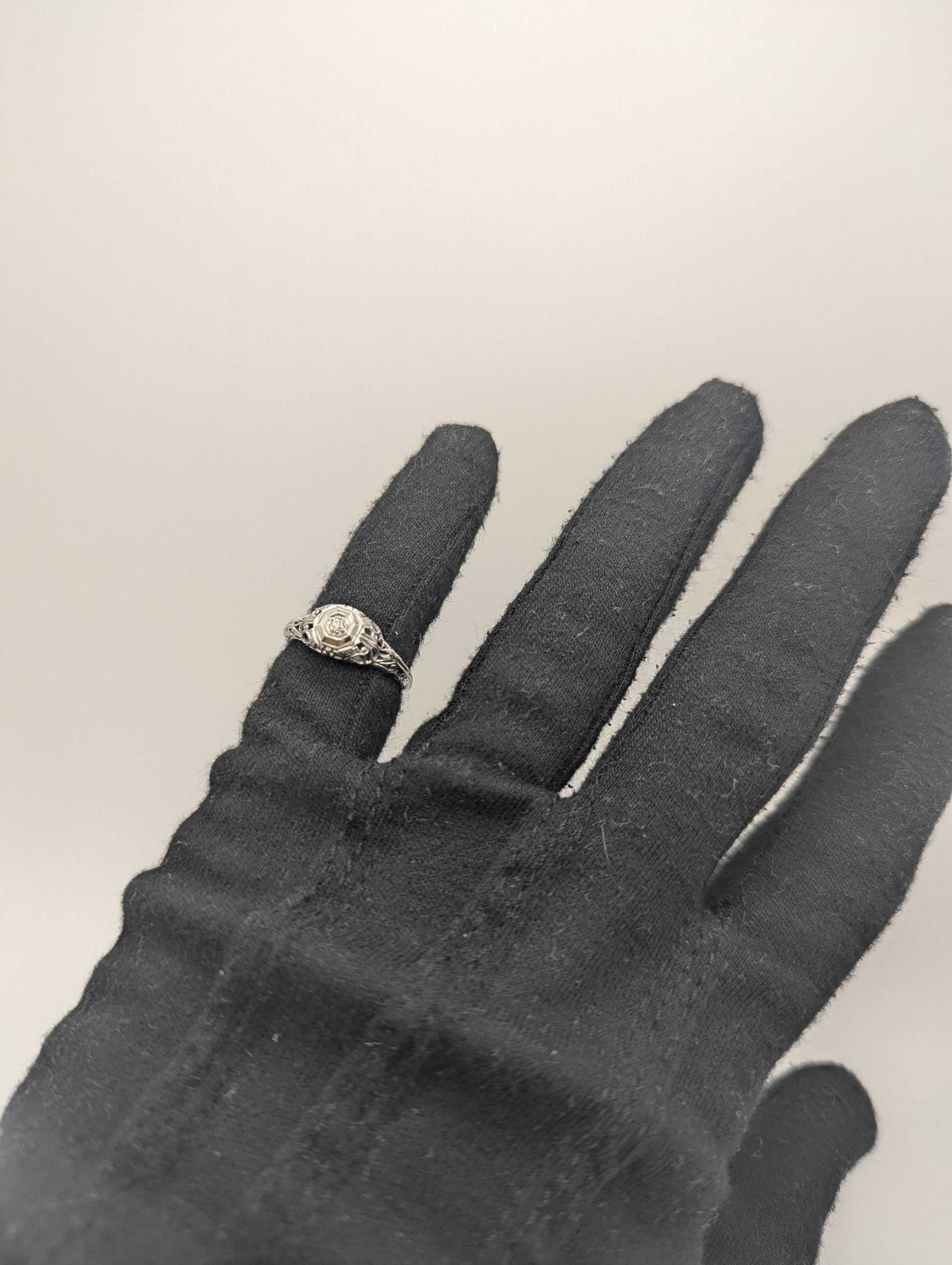 Vintage Art Deco 18K White Gold Filigree Diamond Wedding Engagement Ring
