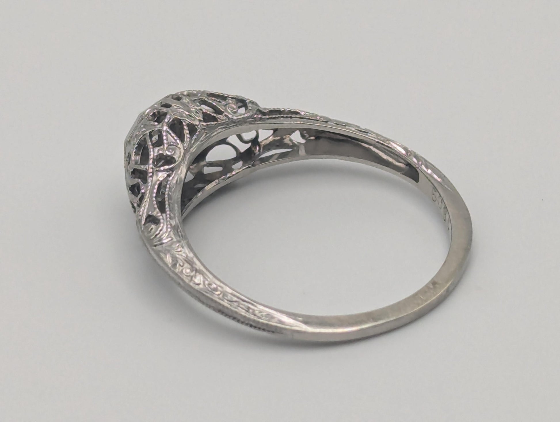 Vintage Art Deco 18K White Gold Filigree Diamond Wedding Engagement Ring