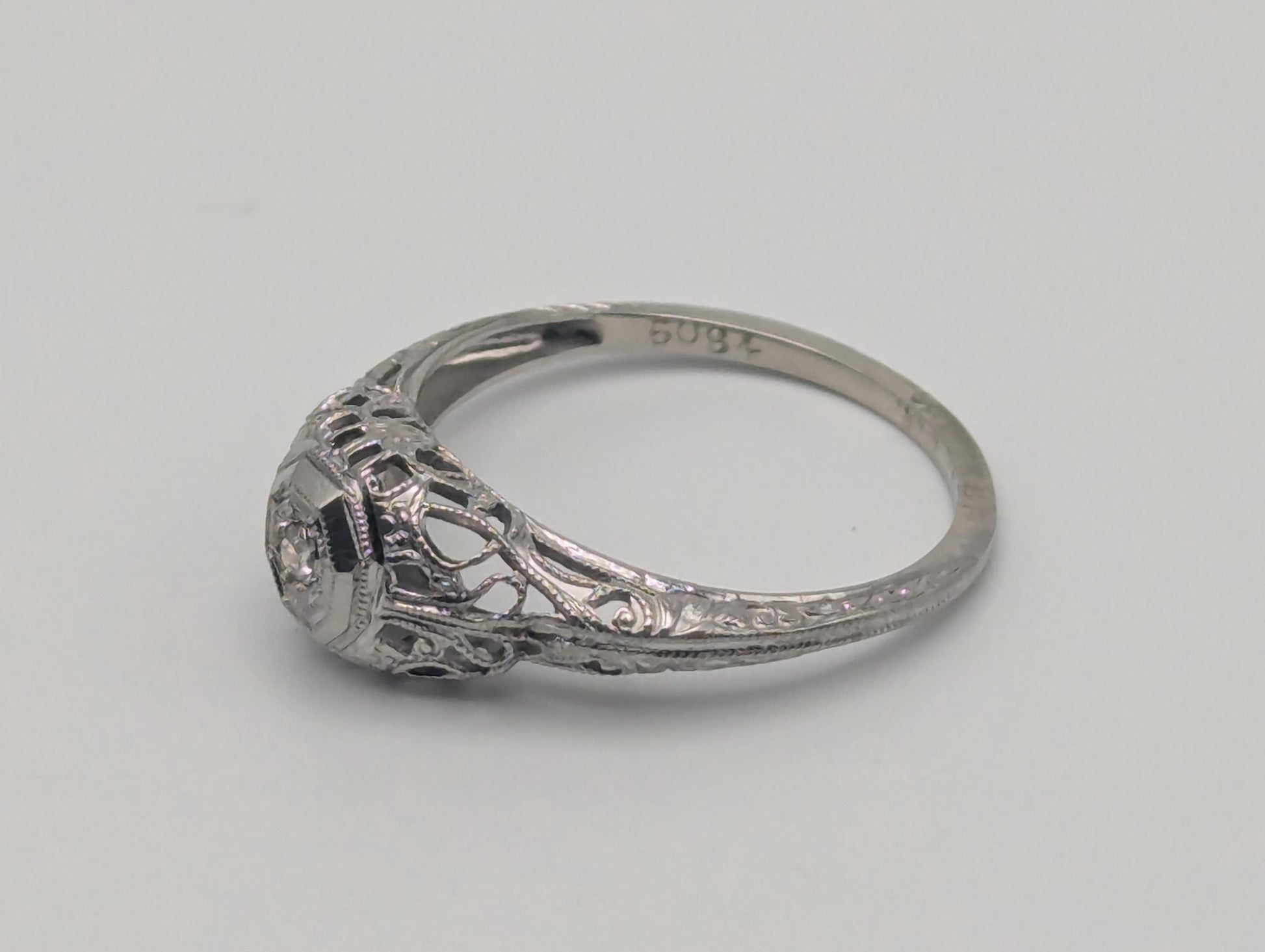Vintage Art Deco 18K White Gold Filigree Diamond Wedding Engagement Ring