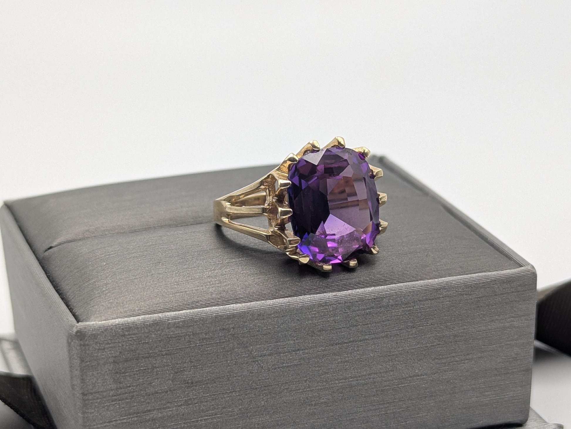 Wow! 10k Yellow Gold Purple Sapphire Ring Vintage Promise Wedding Cocktail Band