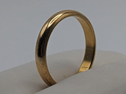 18k 5.8 gram Yellow Gold Wedding Band. Mens Comfort Fit Wedding Band. 18k Yellow Gold Anniversary Band. Band. Classic Gold Wedding Ring.