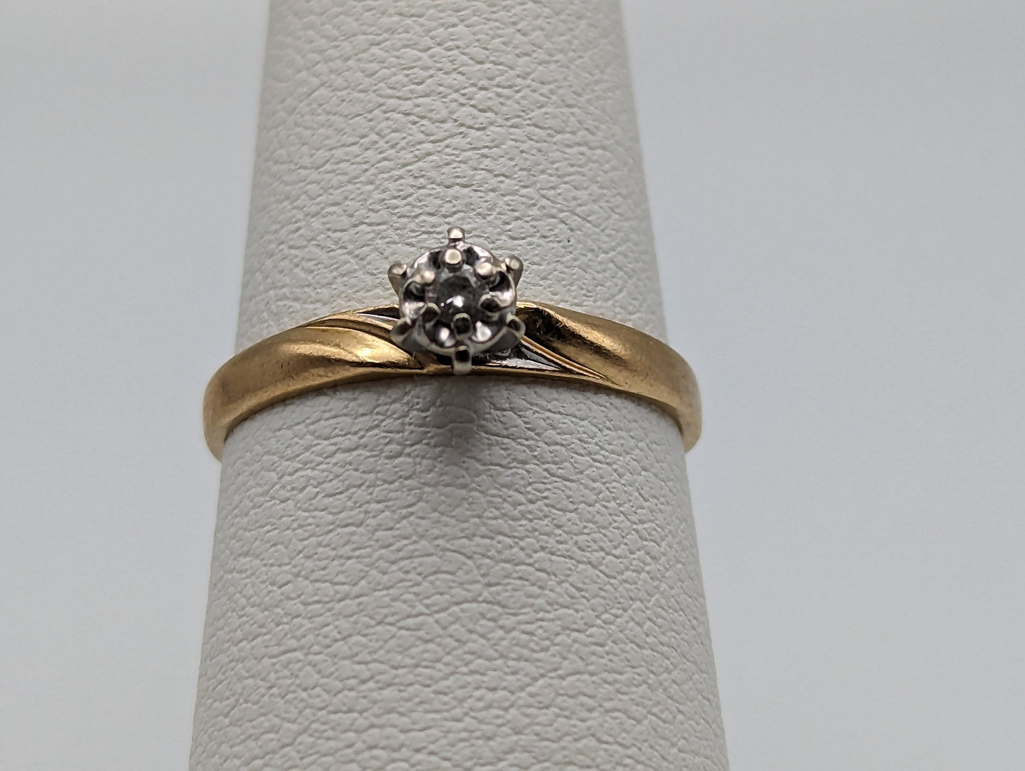 Vintage 14k Style Crest Diamond Solitaire Ring. 14k Yellow Gold Diamond Engagement Ring. 14k Style Crest Diamond Ring. Diamond Wedding Ring