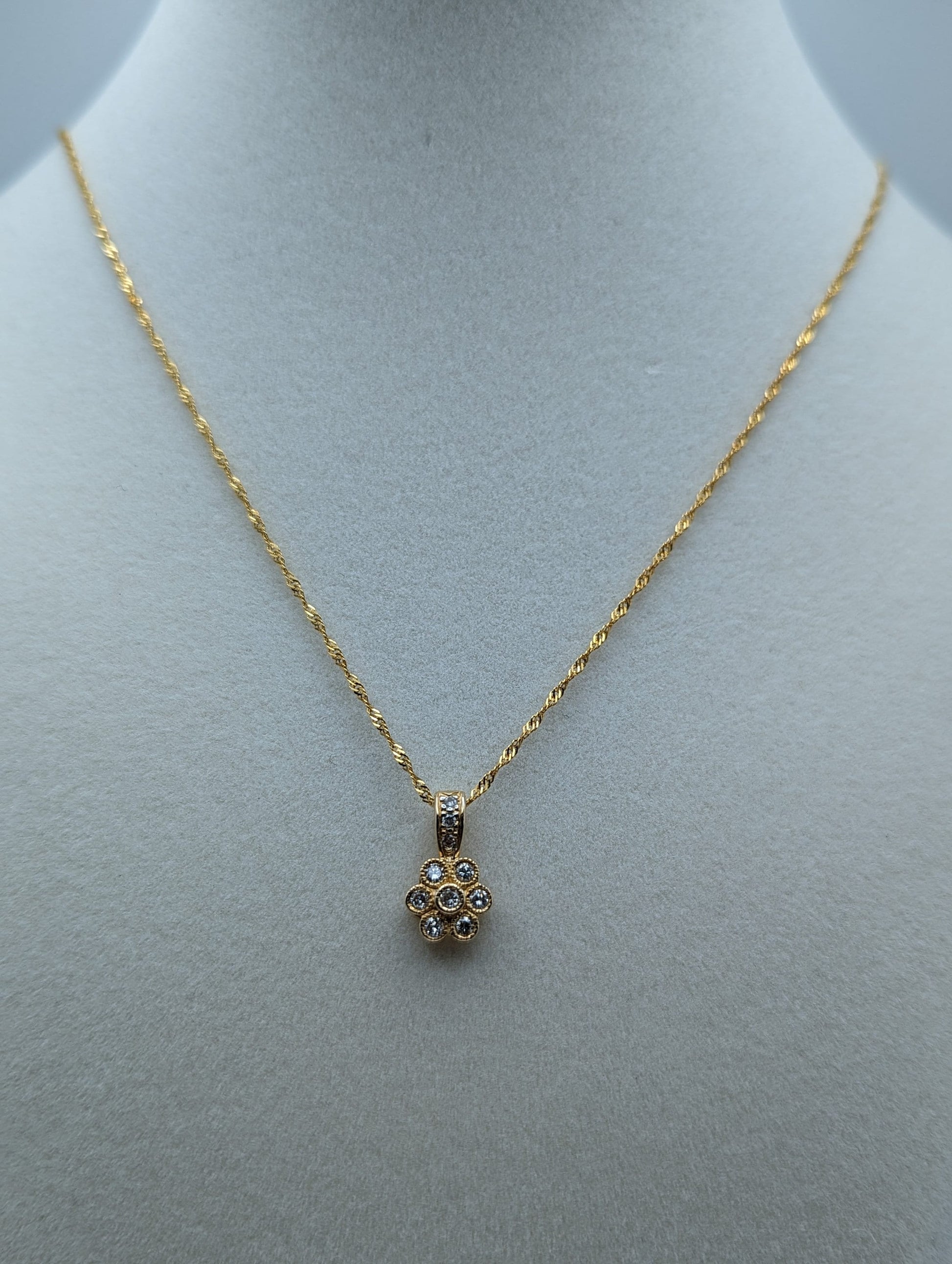 14k Flower .25ctw Diamond Pendant Necklace 18". 14k Yellow Gold Diamond Flower Chain. 14k Diamond Journey Flower Pendant.