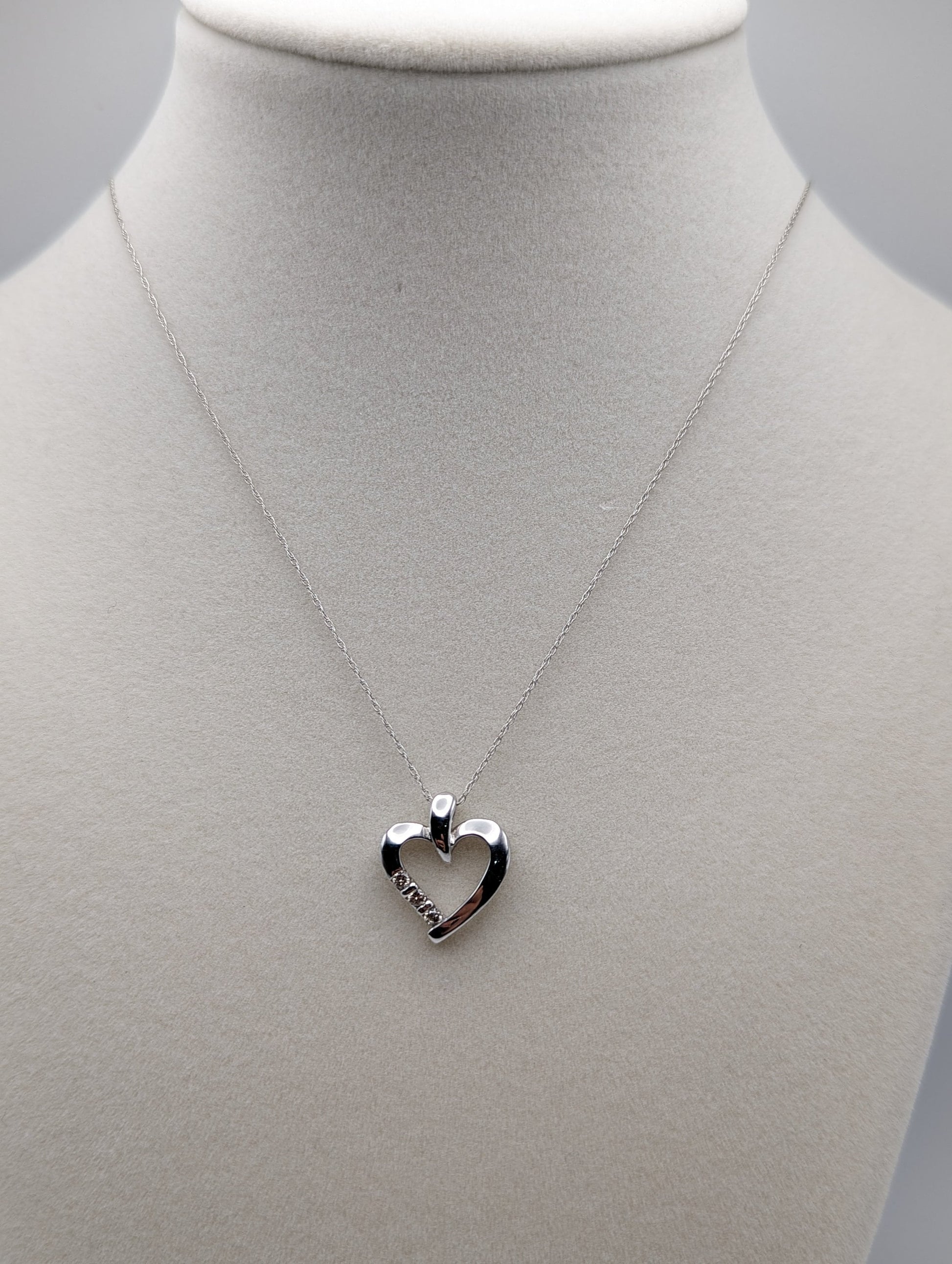 10K White Gold Diamond Heart Pendant w/Gold Chain. 10k Diamond Heart Pendant. 10k Heart Pendant. 10k Womens White Gold Heart Pendant.