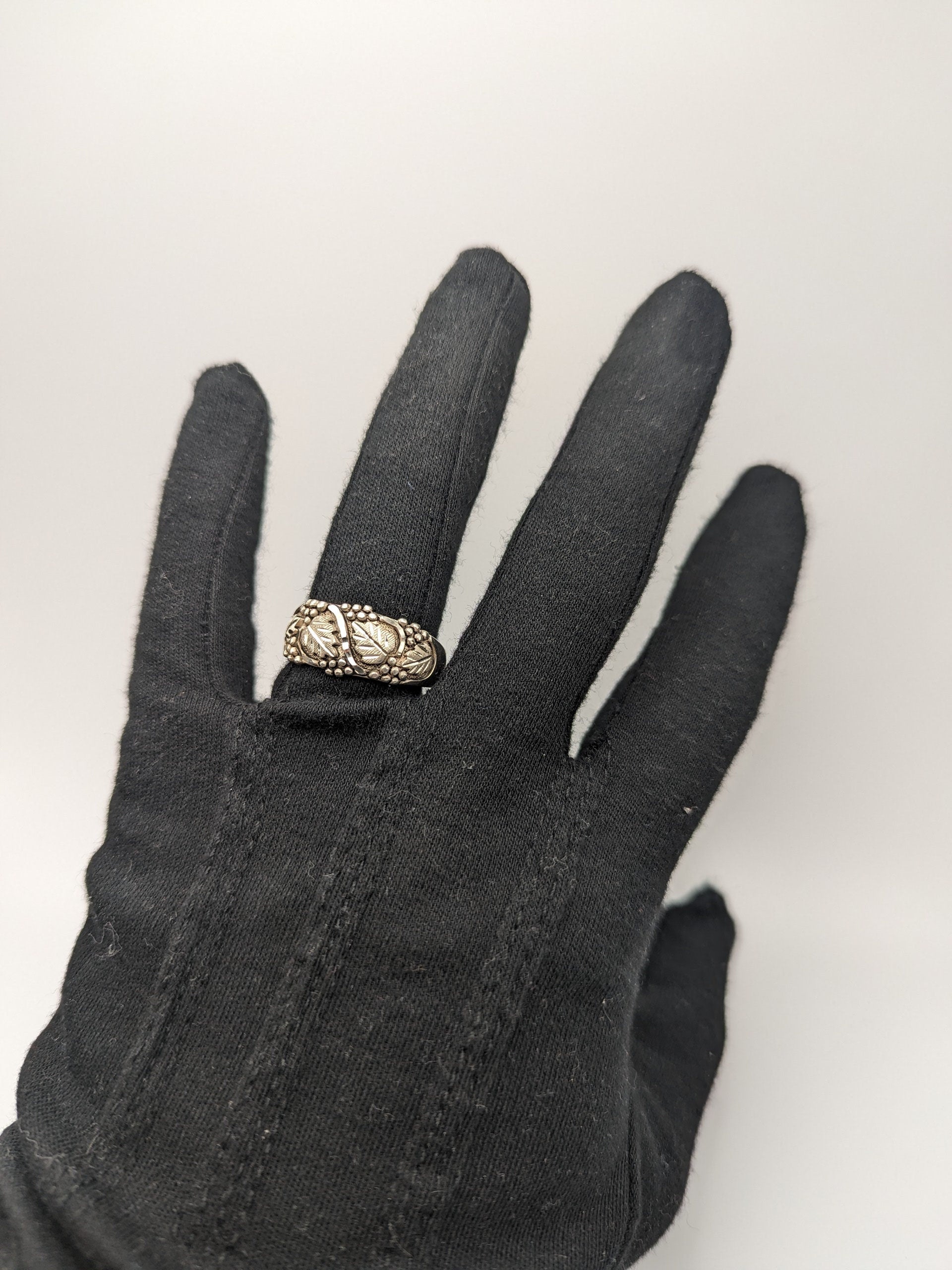 Sterling Silver Leaf Black Hills Ring.Black Hills Leaf Sz 13 Ring. Sterling Silver Antique Leaf Ring. Silver Vine Leaf Signet Ring.