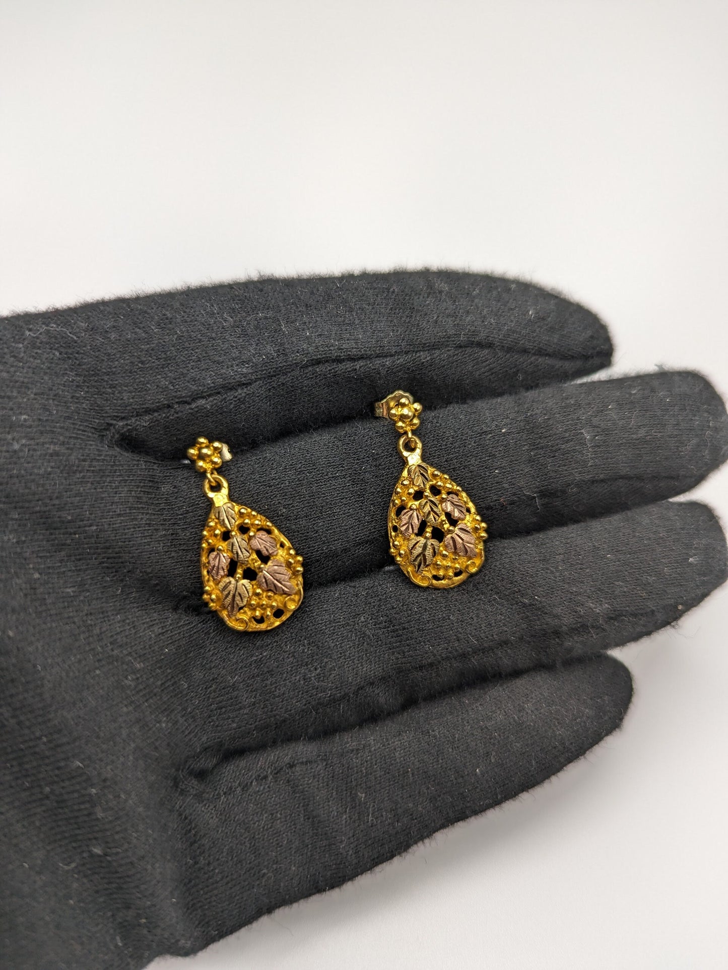 Large 10k 12k Black Hills Gold 3.9gr Traditional Gold Vine Flower Tear Shaped Earrings