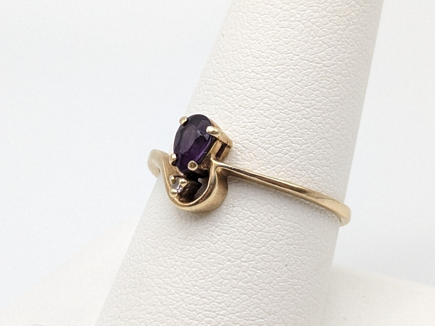 10k Yellow Gold Amethyst Diamond Ring. 10k Vintage Amethyst Promise Ring. Women's Yellow Gold Amethyst Diamond Ring