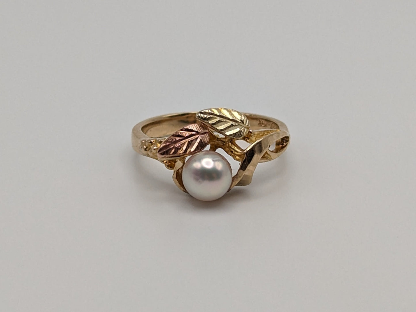 10k Black Hills Gold Tri-Colored Leaf Pearl Vine Ring. Women Blacks Hills Trio Gold Pearl Vine Ring. Pearl Vine Ring.