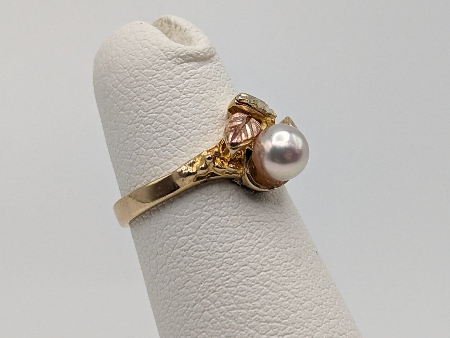 10k Black Hills Gold Tri-Colored Leaf Pearl Vine Ring. Women Blacks Hills Trio Gold Pearl Vine Ring. Pearl Vine Ring.