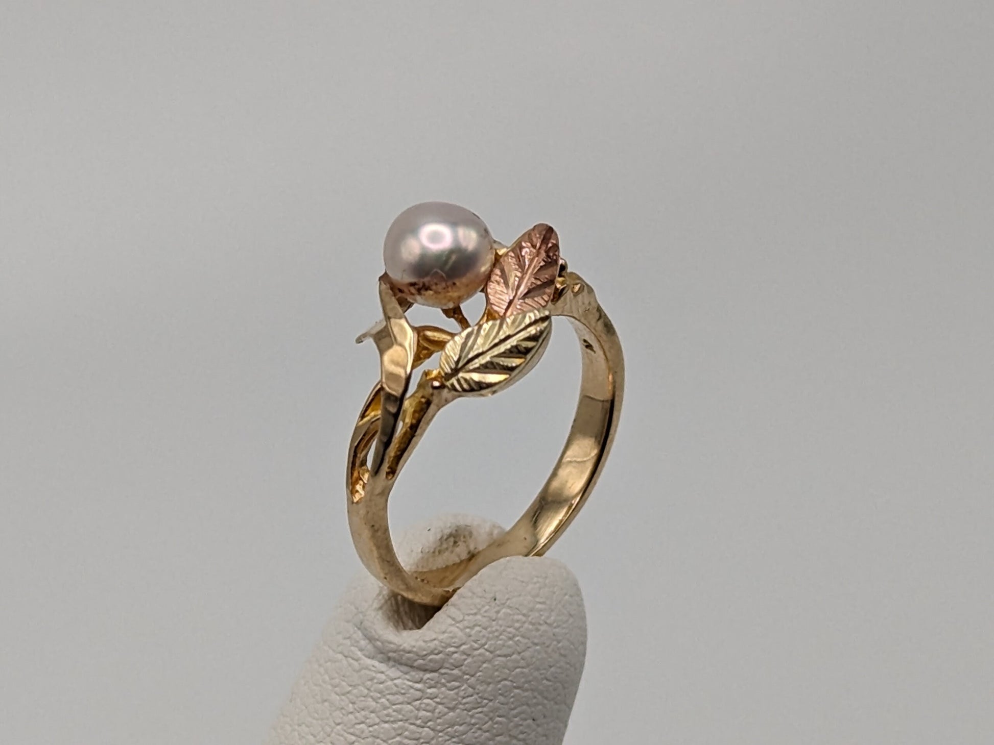 10k Black Hills Gold Tri-Colored Leaf Pearl Vine Ring. Women Blacks Hills Trio Gold Pearl Vine Ring. Pearl Vine Ring.