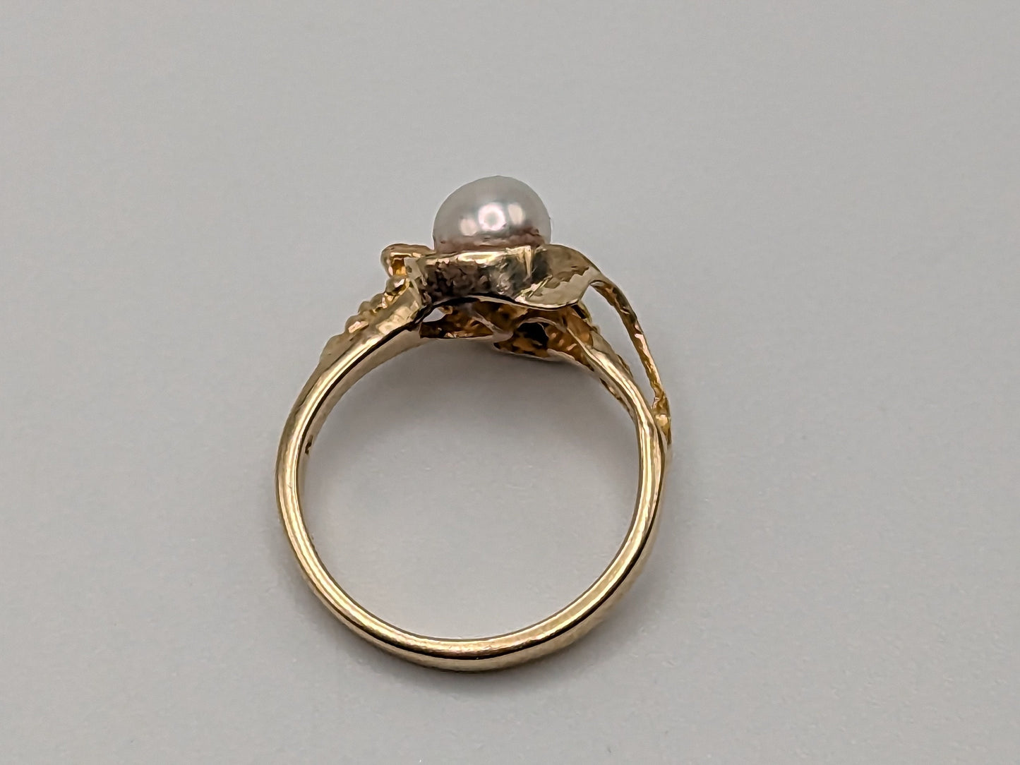 10k Black Hills Gold Tri-Colored Leaf Pearl Vine Ring. Women Blacks Hills Trio Gold Pearl Vine Ring. Pearl Vine Ring.