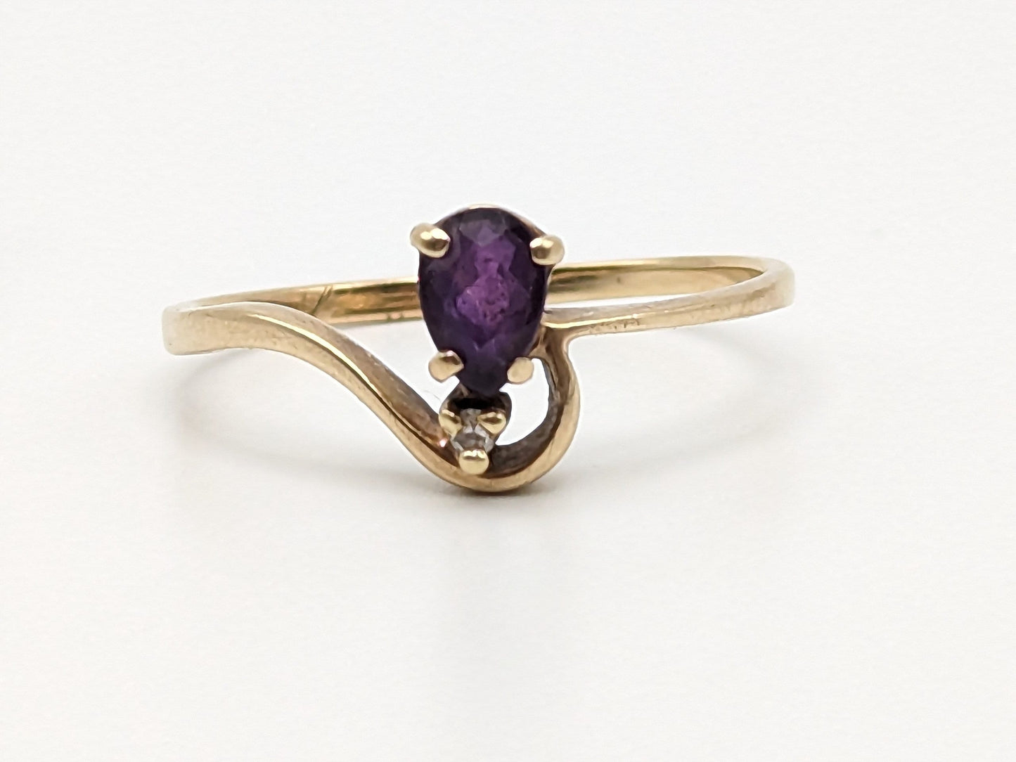 10k Yellow Gold Amethyst Diamond Ring. 10k Vintage Amethyst Promise Ring. Women's Yellow Gold Amethyst Diamond Ring