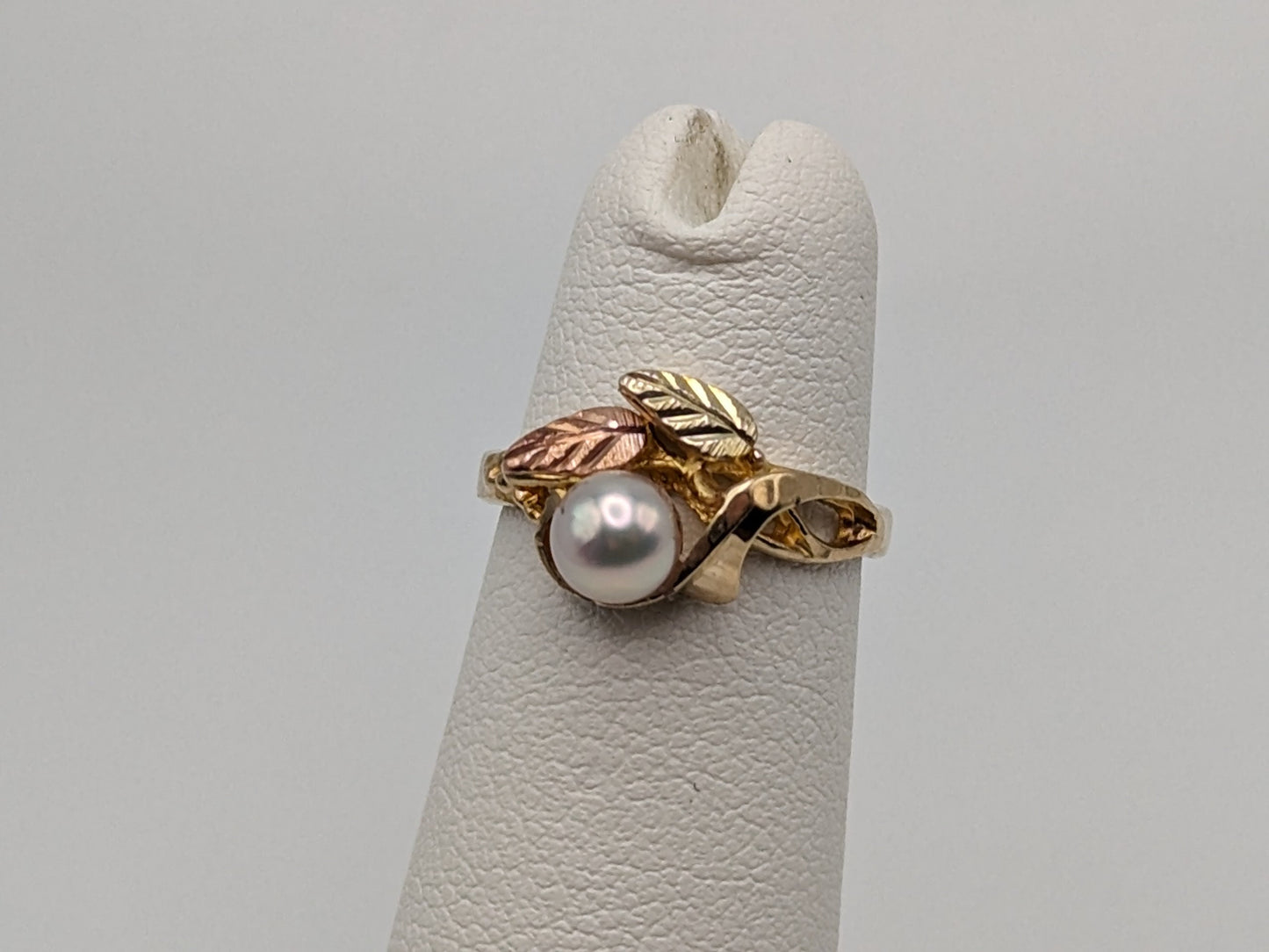 10k Black Hills Gold Tri-Colored Leaf Pearl Vine Ring. Women Blacks Hills Trio Gold Pearl Vine Ring. Pearl Vine Ring.