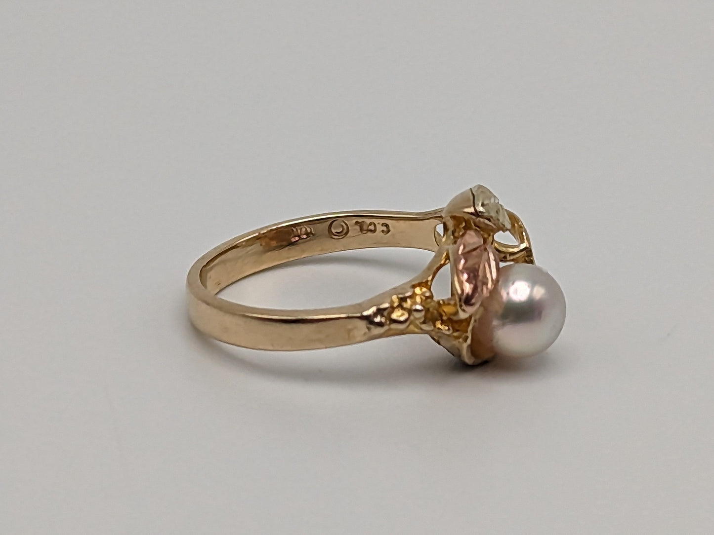 10k Black Hills Gold Tri-Colored Leaf Pearl Vine Ring. Women Blacks Hills Trio Gold Pearl Vine Ring. Pearl Vine Ring.