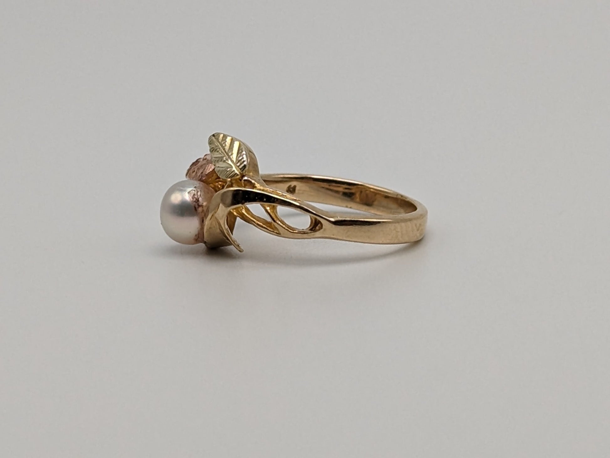 10k Black Hills Gold Tri-Colored Leaf Pearl Vine Ring. Women Blacks Hills Trio Gold Pearl Vine Ring. Pearl Vine Ring.