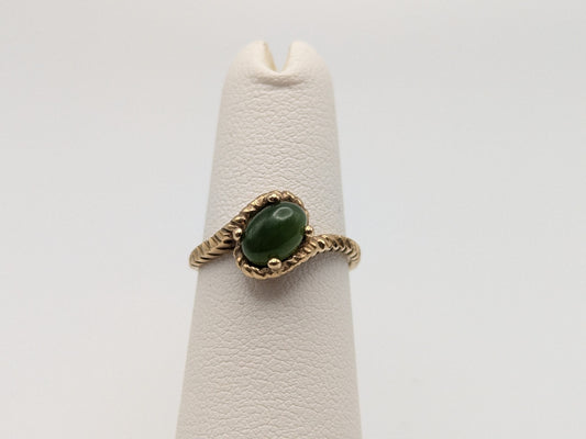 Vintage 10k Yellow Gold Genuine Oval Jade Dainty Ring.Dinner Ring. Statement Ring